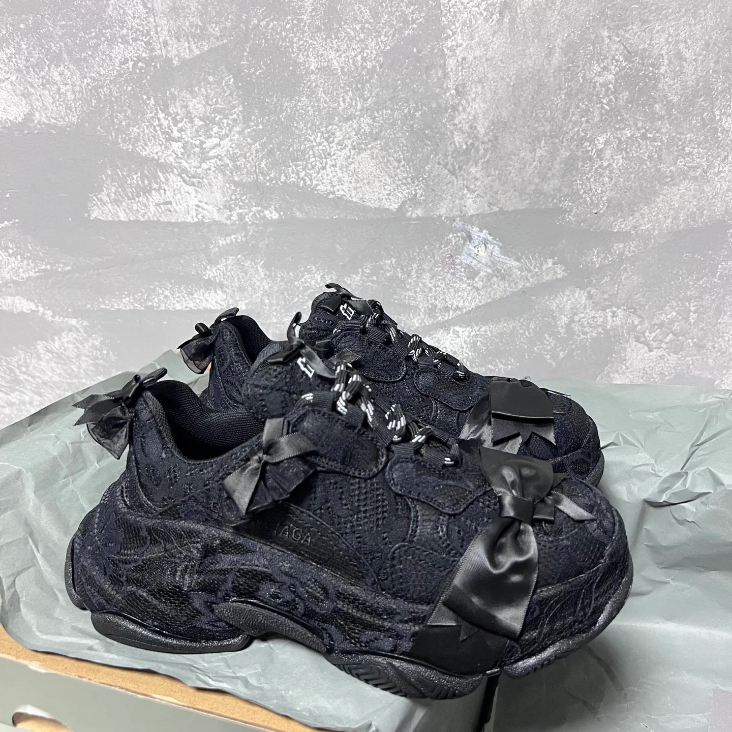 👟👟Ex-factory price 720👟👟 BALENCIAGA, lace bow Paris daddy, lace bow🎀triples are really super cute, white lace➕pink ribbon bow🎀definitely touches the heart of girls, this design actually has a sweet and cool feeling! There’s no girl who doesn’t like lace! Break through the cool dad shoe series and boldly try sweet styles! Code number: 35-39 (40 customized)